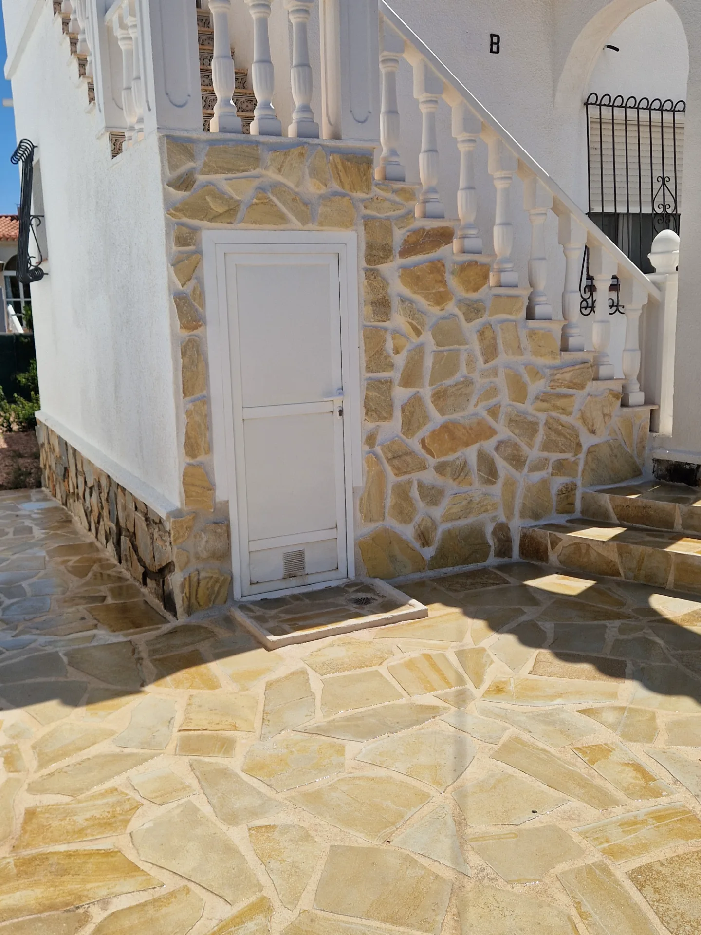 After: Steps & terrace in natural stone — carried out by Handwerker Costa Blanca