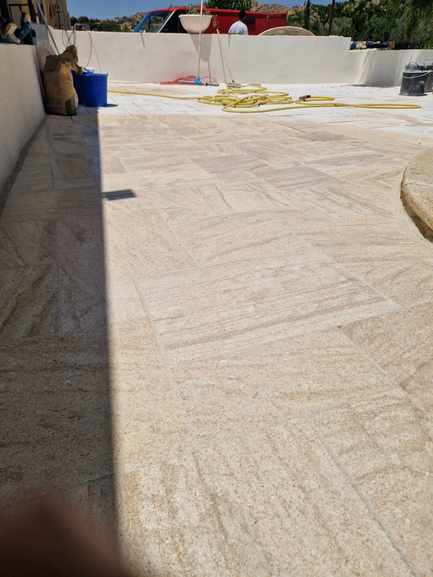 Frisch verlegte Travertin-Terrassenplatten an der Costa Blanca