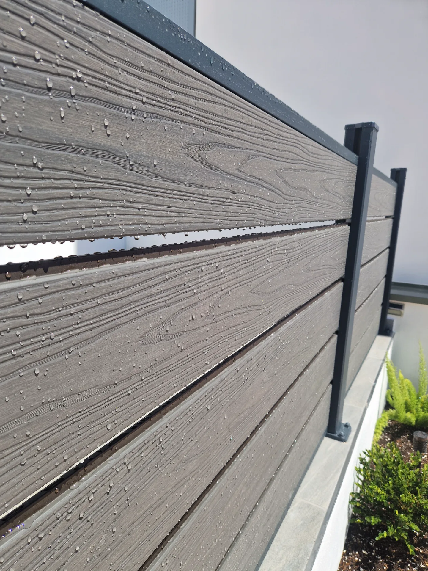 Montierter WPC-Sichtschutzzaun, Detailaufnahme
